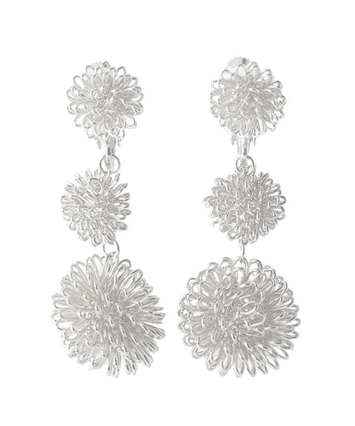 ポンポンフラワーの連なりイヤリング