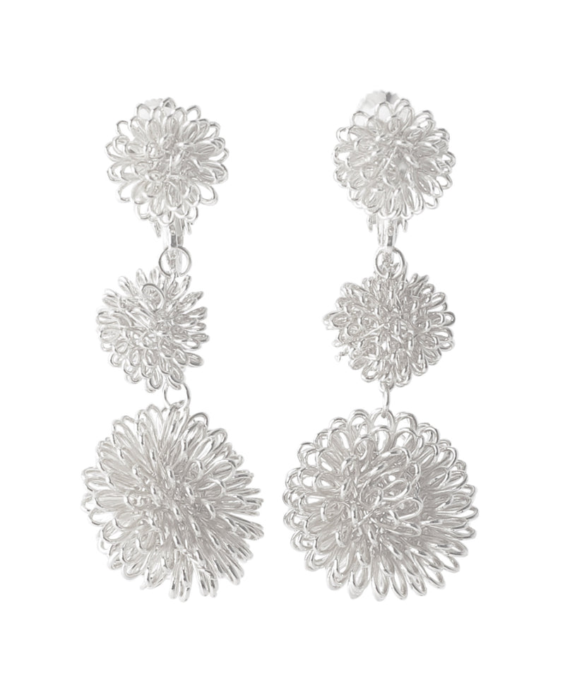 ポンポンフラワーの連なりイヤリング