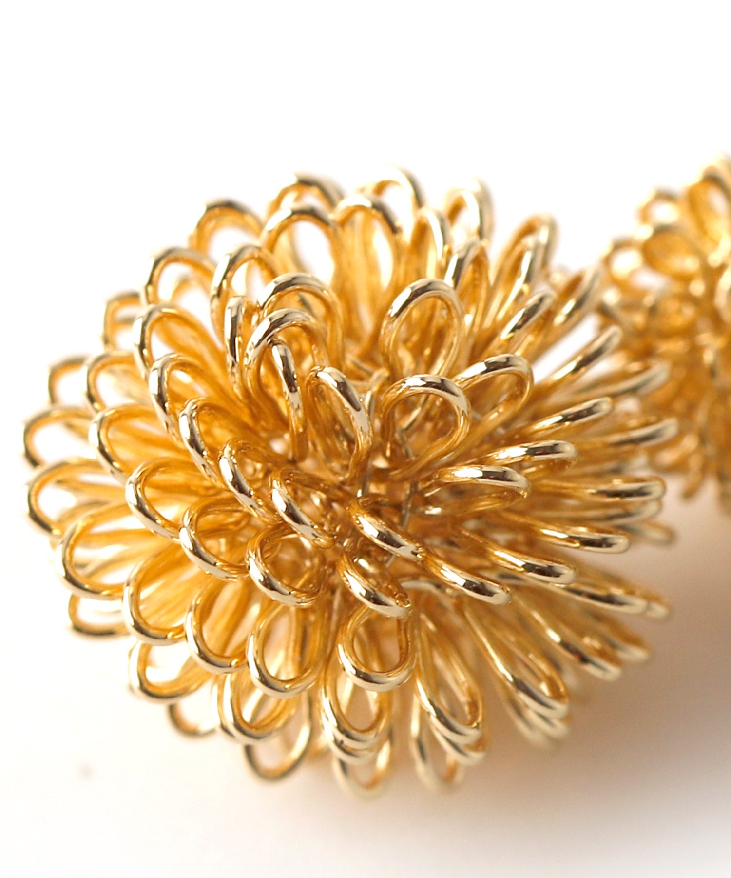 ANEMONE】ポンポンフラワーの連なりピアス｜SANPO ONLINE(サンポー