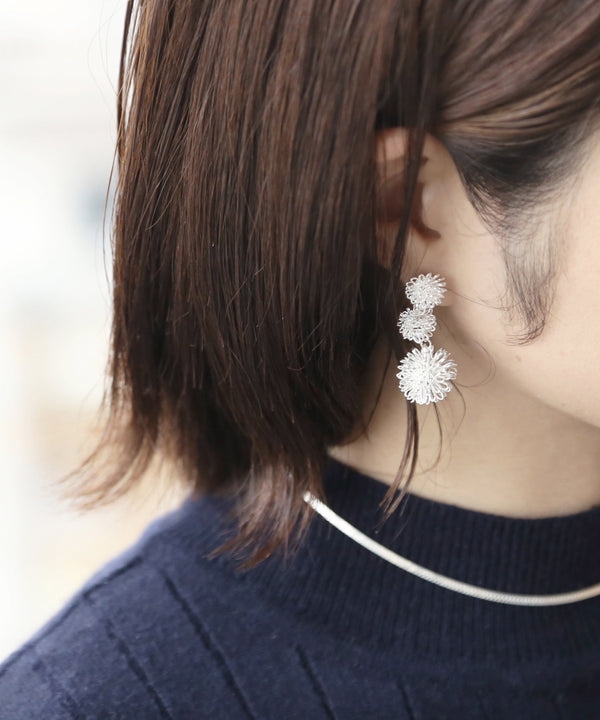 ポンポンフラワーの連なりピアス