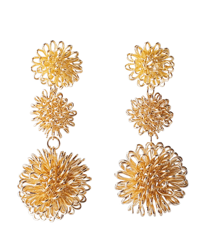 ポンポンフラワーの連なりピアス