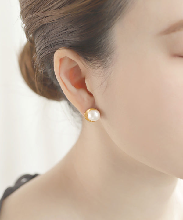 パール×メタルプレートピアス