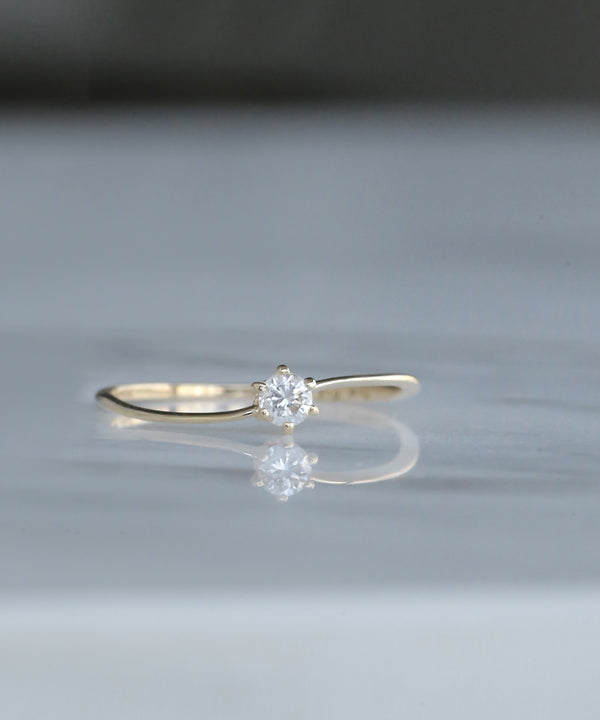 Twisted line single diamond ring