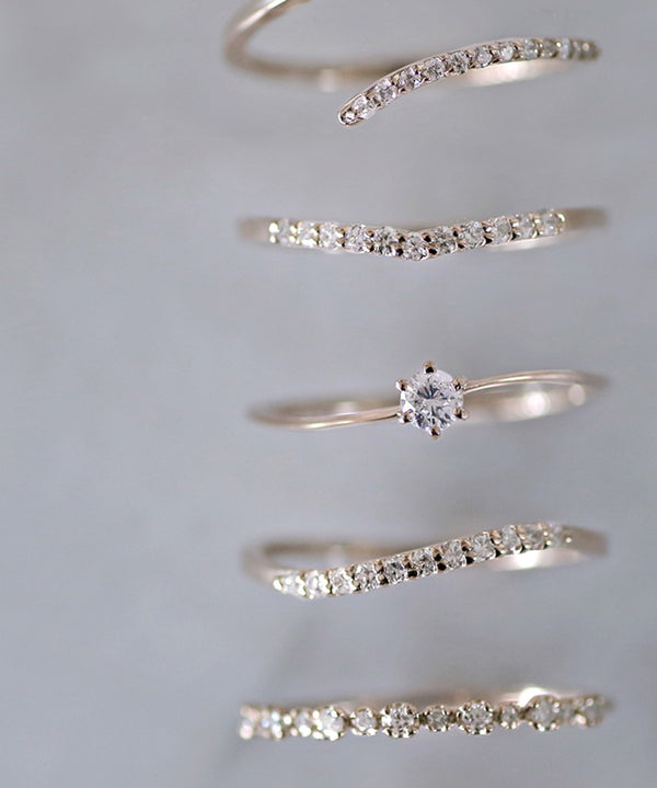 Twisted line single diamond ring