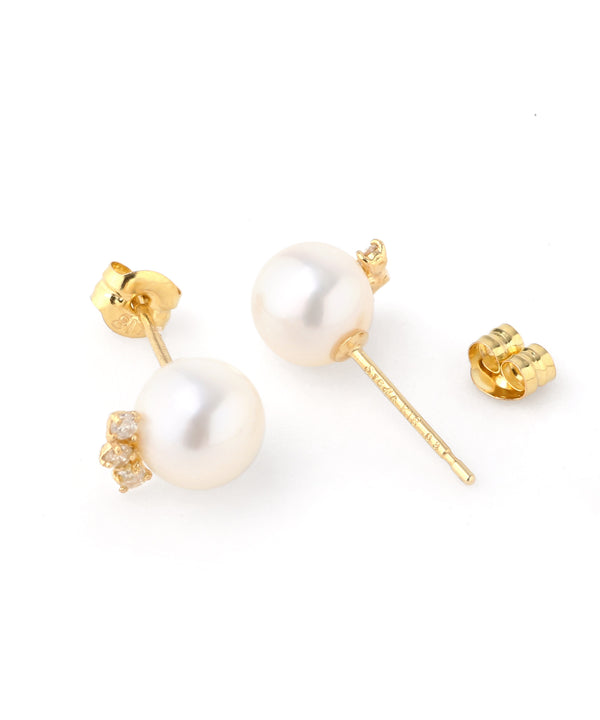 スリーダイヤを添えた18金パールピアス