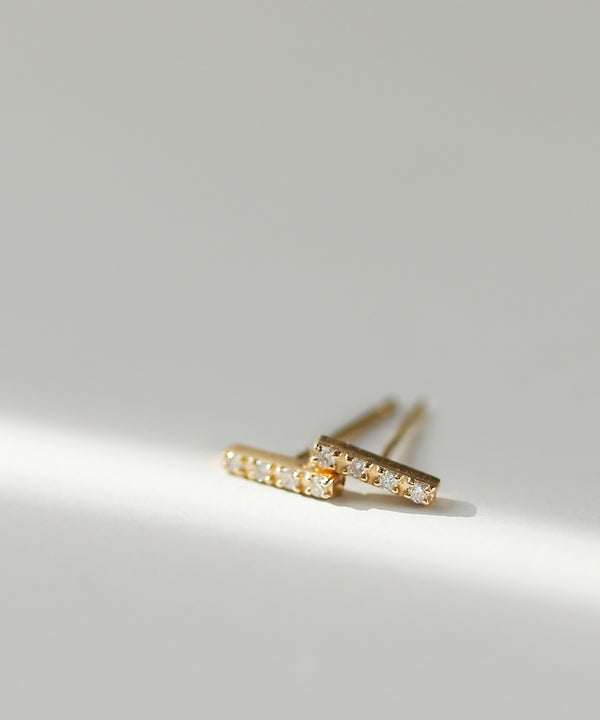 petit・スリムダイヤバーピアス