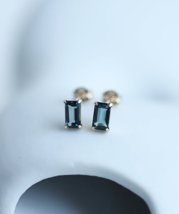 ブルートパーズスクエアピアス