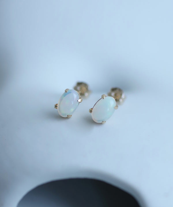 オパールオーバルピアス