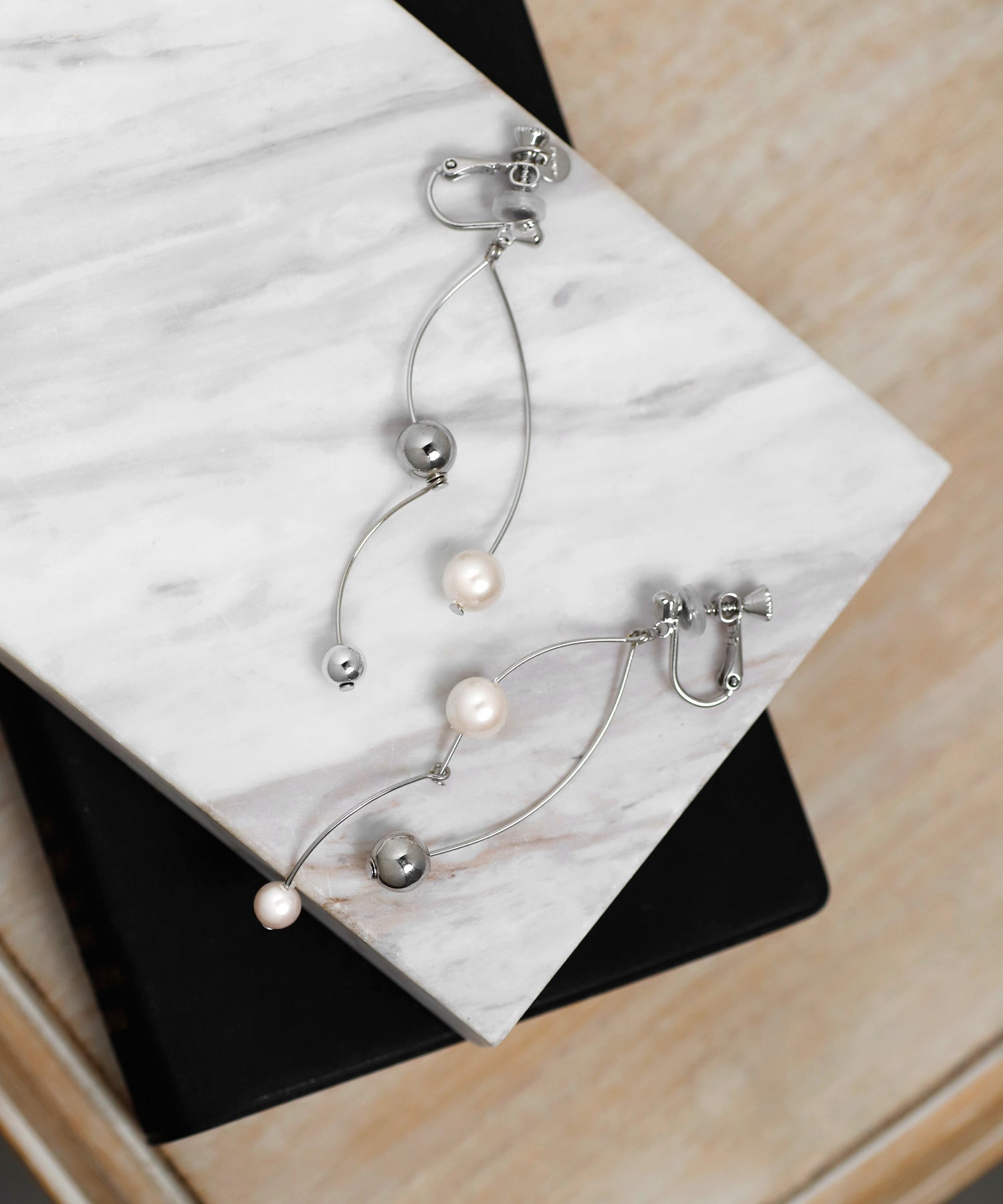 ANEMONE] Pearl and metal ball earrings | SANPO ONLINE