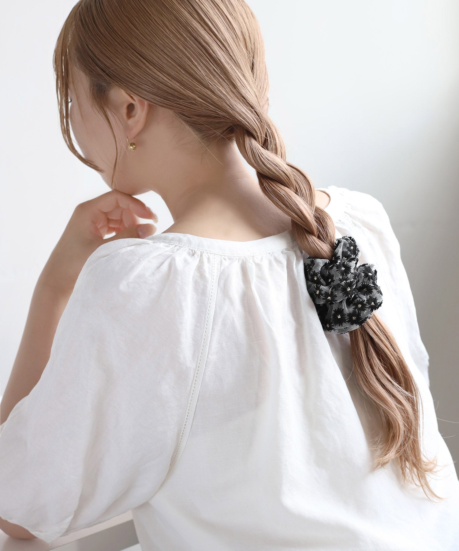 専用❤︎線画フラワー柄×モノトーン❤︎チャーム付きシュシュ 専用❤︎線画フラワー柄×モノトーン❤︎チャーム付きシュシュ 1387