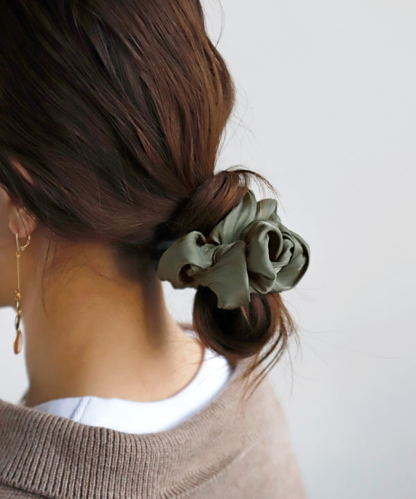 シックカラーのサテン調リボンシュシュ