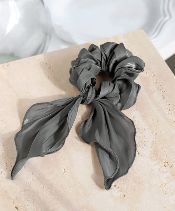 シックカラーのサテン調リボンシュシュ